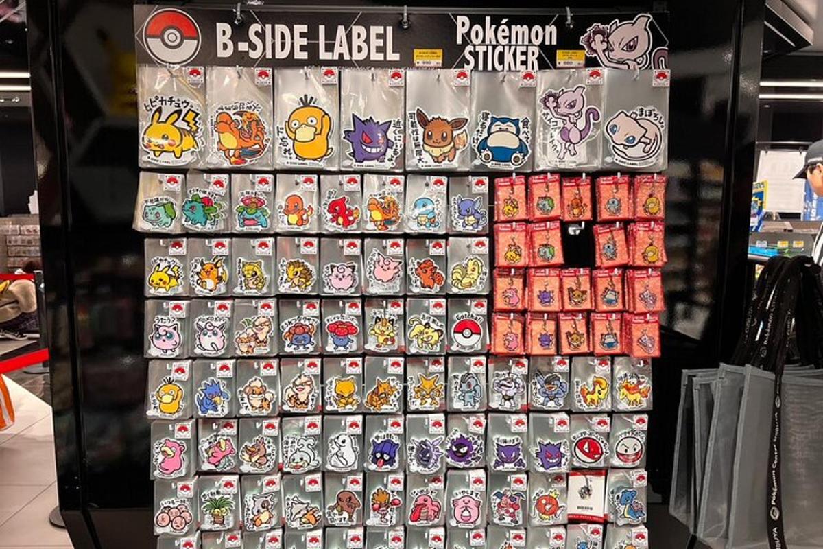 ekspozycja naklejek z pokemonami na sprzedaż w sklepie
