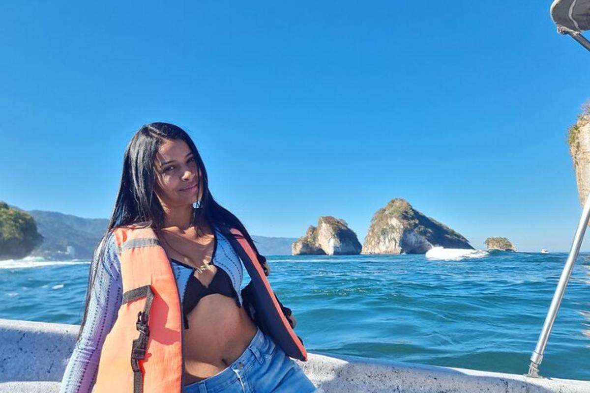 una dona en un vaixell a l'oceà amb una tovallola