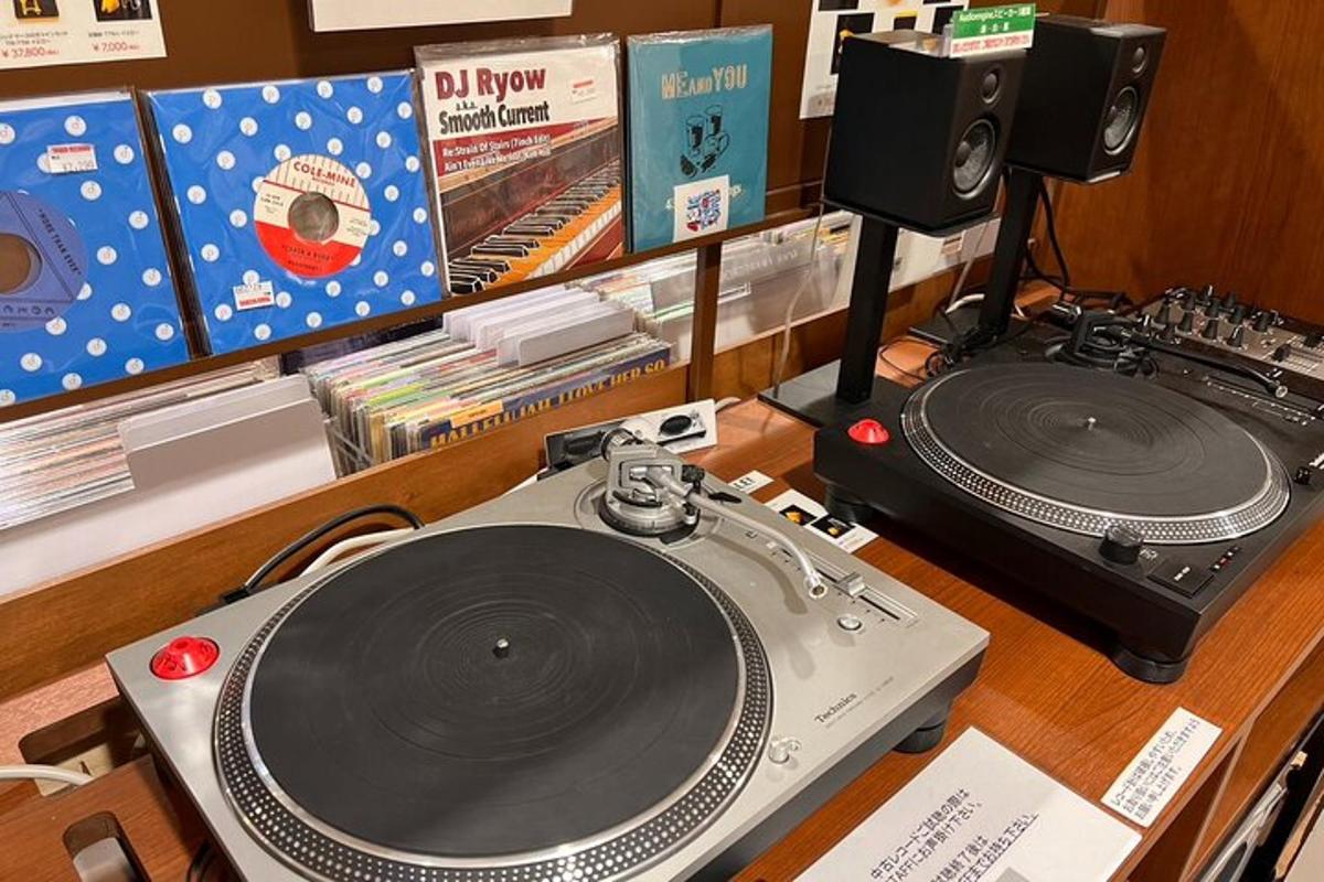 Una mesa con un mezclador de discos y un tocadiscos