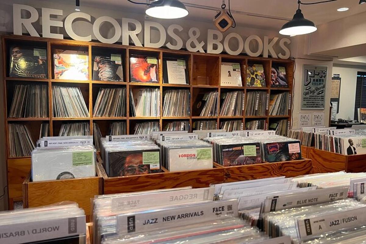 Una librería con discos y libros en exposición.
