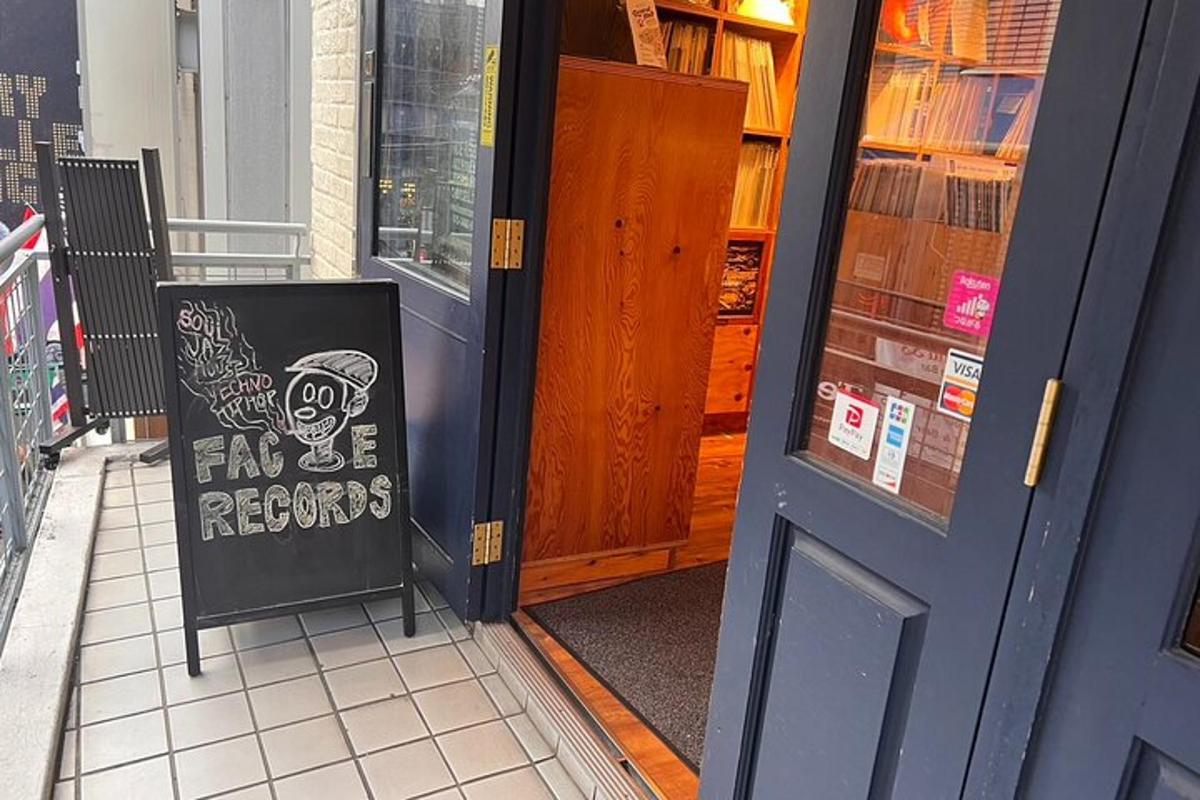 Una puerta de una librería con un cartel