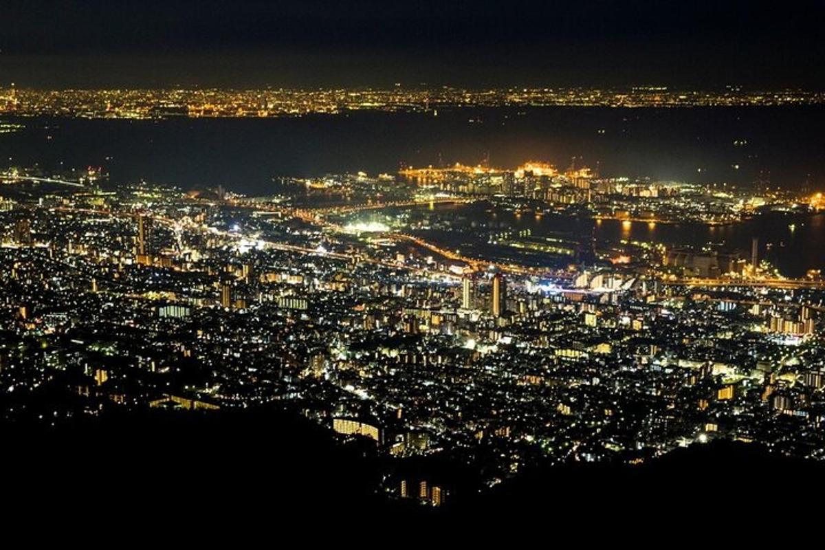 una vista di una città illuminata di notte