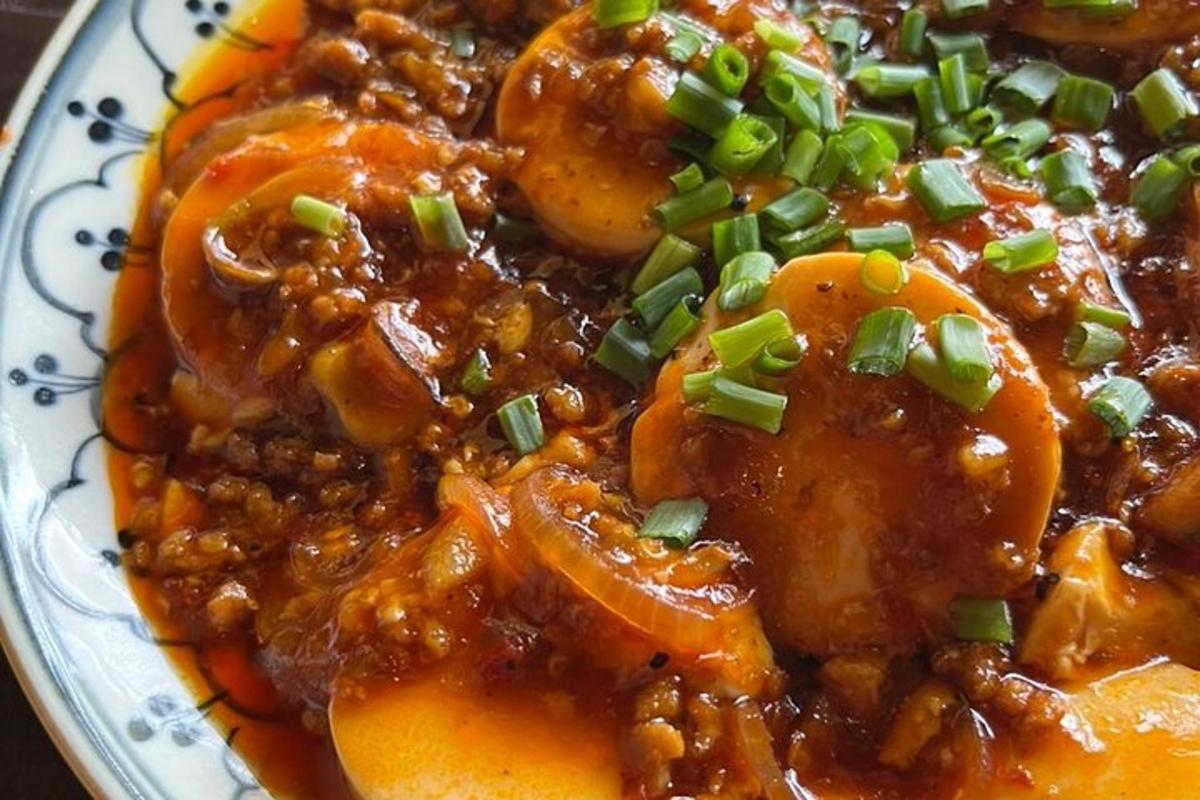 sepiring makanan dengan daging dan sayuran di atasnya