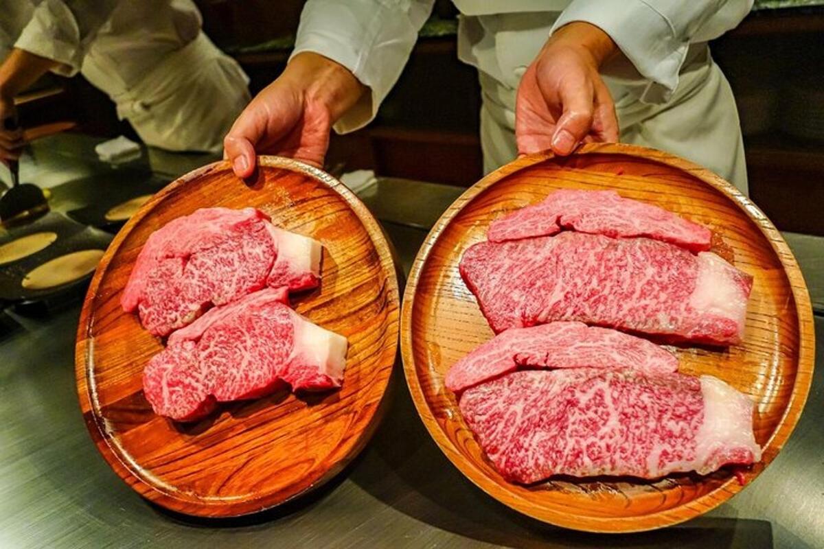 due cesti pieni di carne sopra un bancone