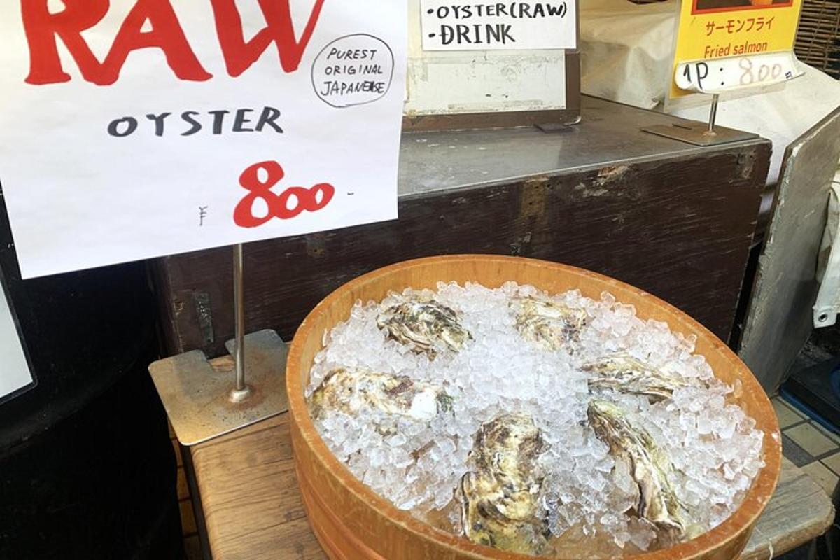 semangkuk kayu berisi ais di hadapan papan tanda