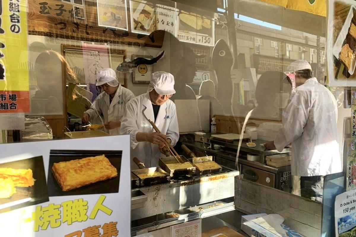 sekumpulan chef menyediakan makanan di dapur