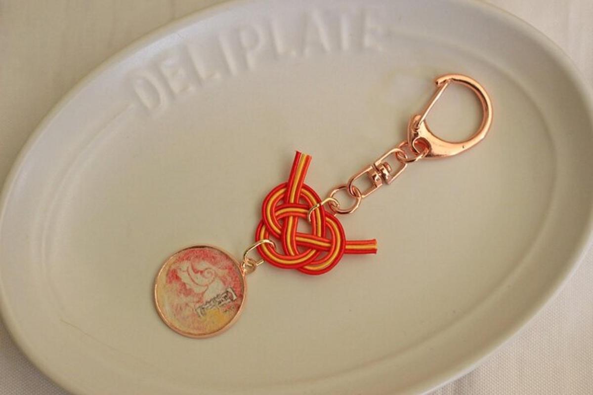 un portachiavi d'oro su un piatto con una moneta