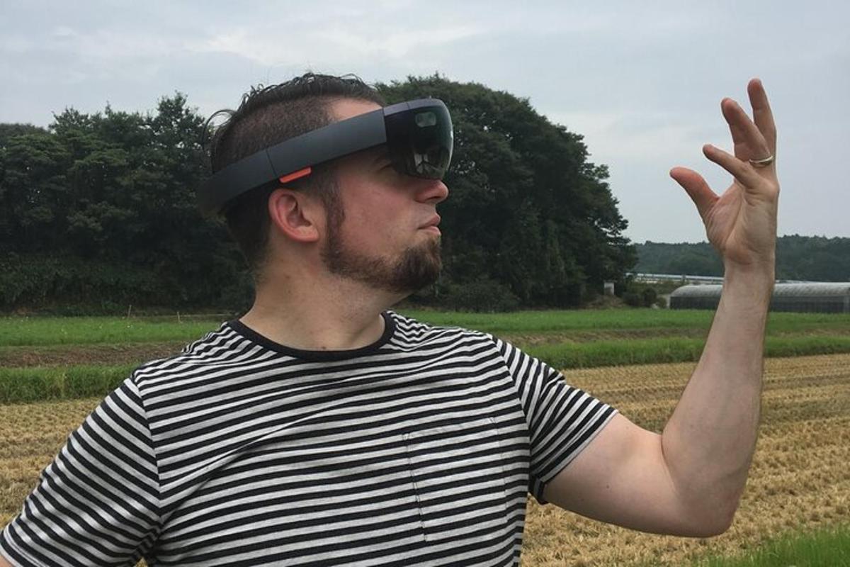 un uomo con occhiali per realtà virtuale in testa