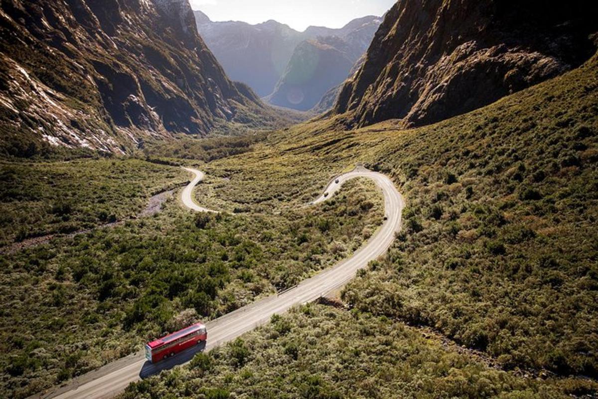 un'auto rossa che percorre una strada in un canyon