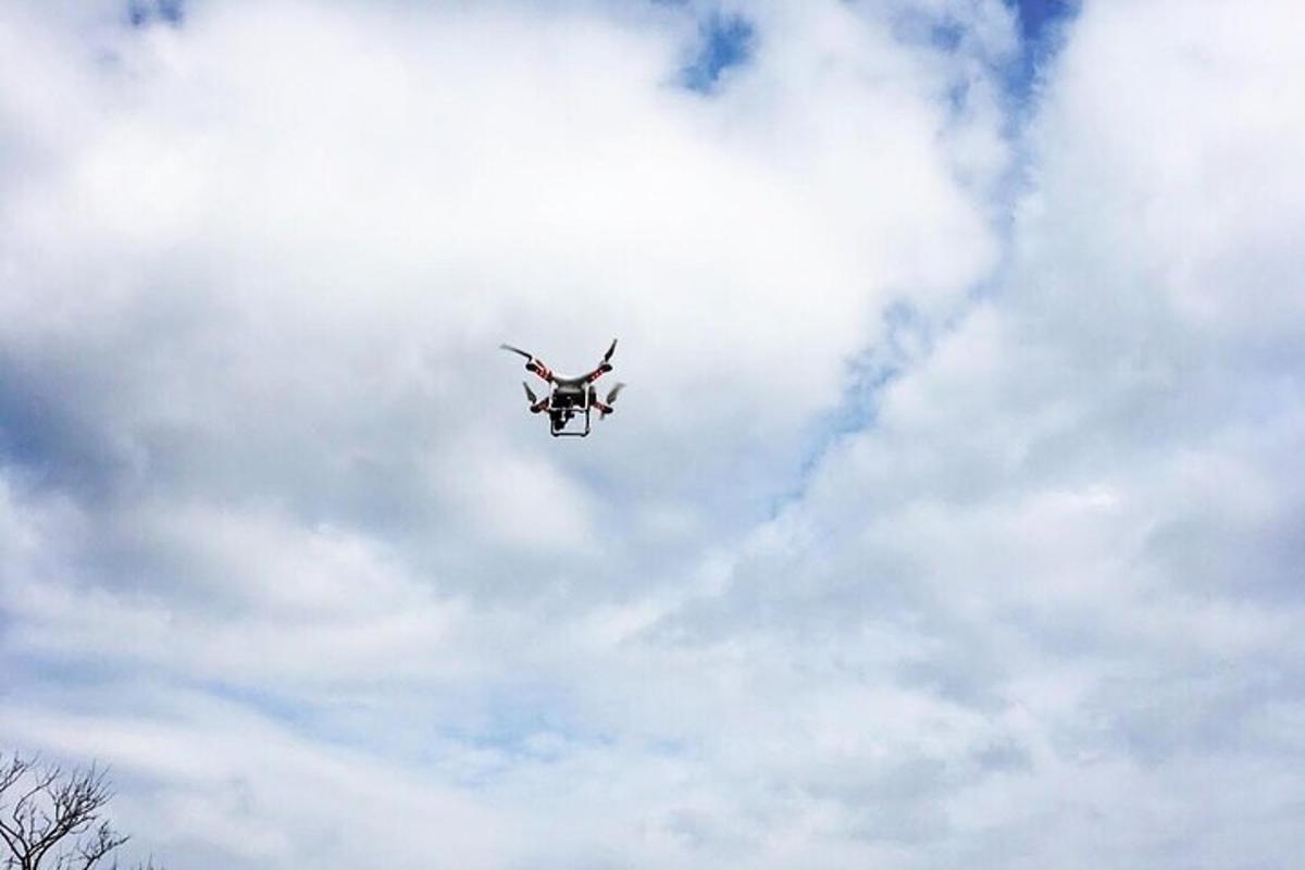 ein Flugzeug, das durch einen bewölkten Himmel fliegt