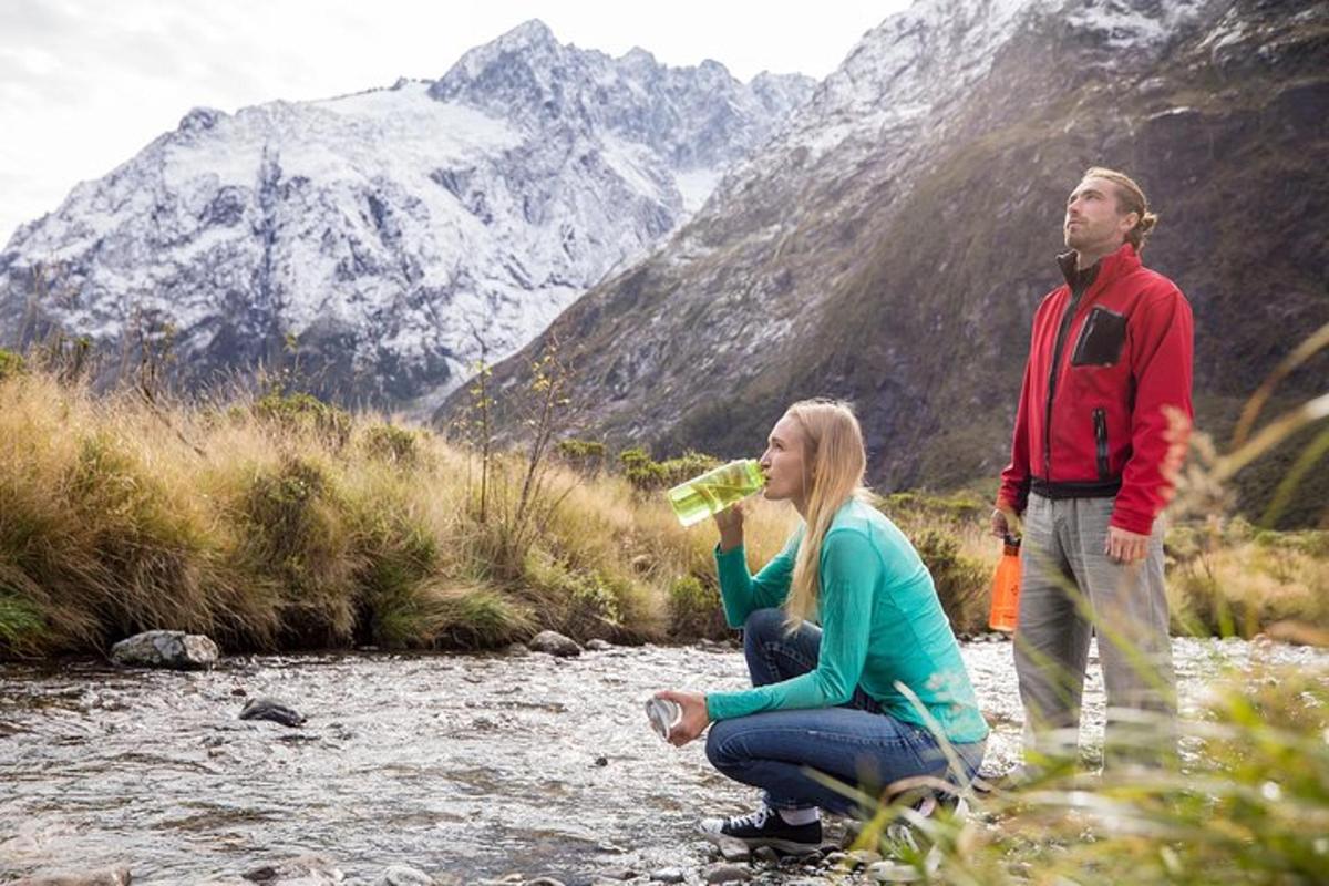 un uomo e una donna in piedi in un fiume