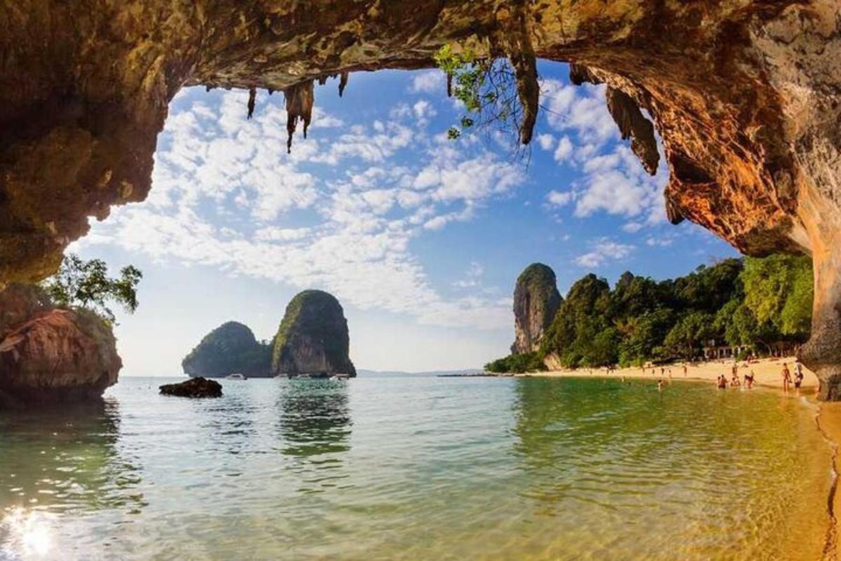 una vista di una spiaggia da una grotta