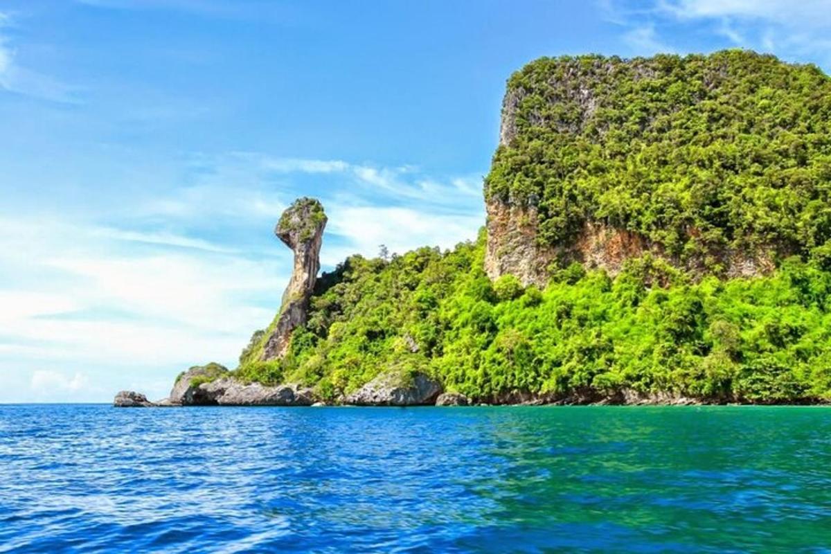 una piccola isola nell'oceano con acqua blu