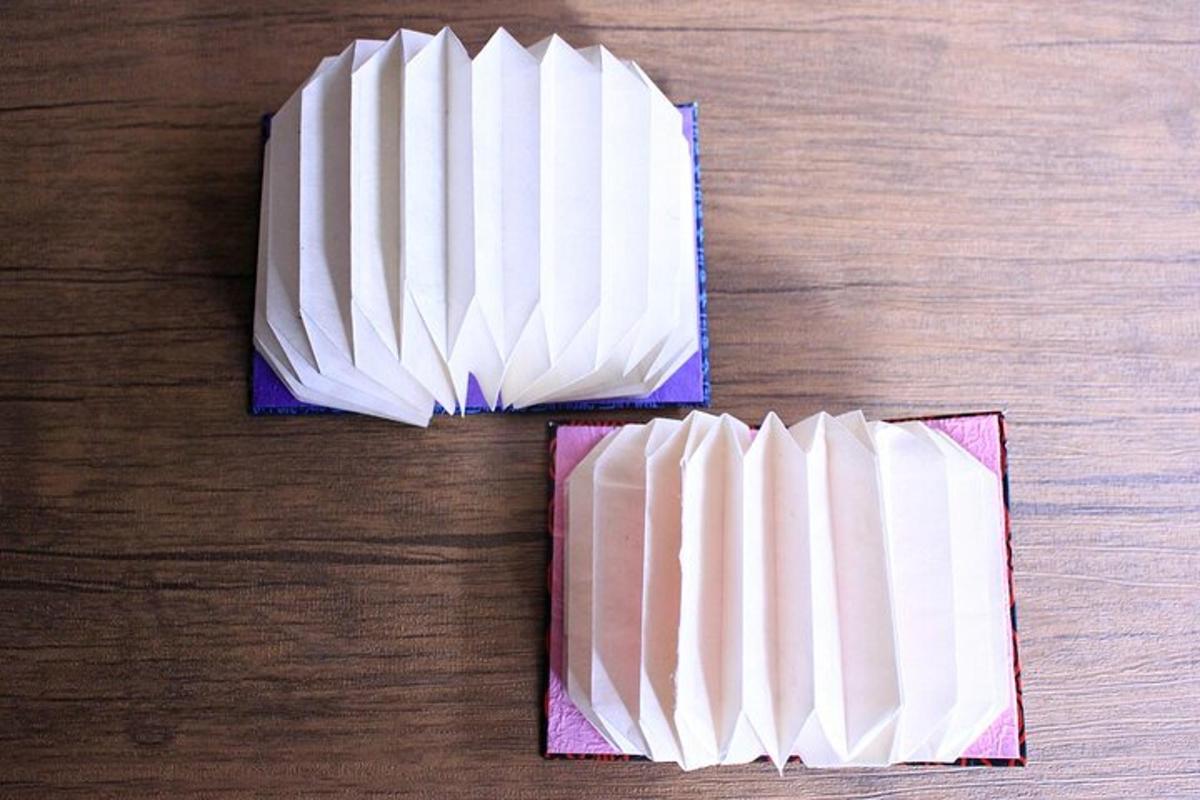 tres hojas de papel sobre una mesa de madera