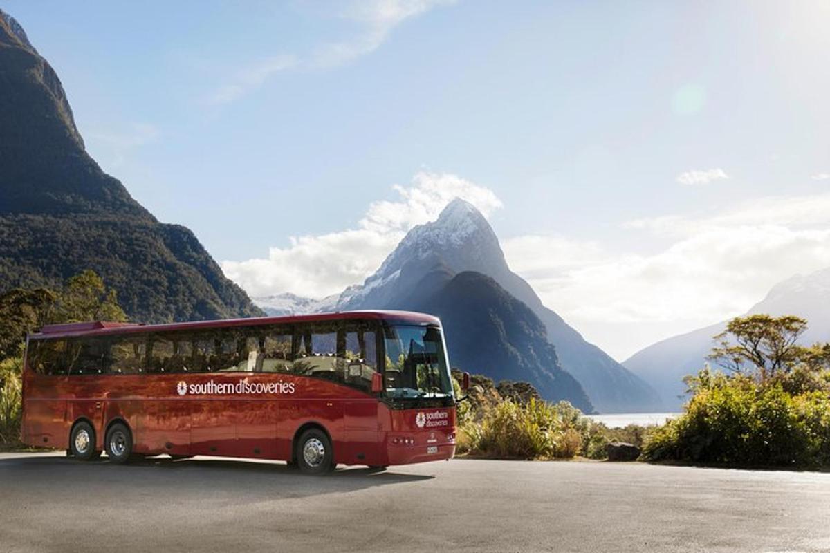 un autobus rosso parcheggiato davanti a una montagna