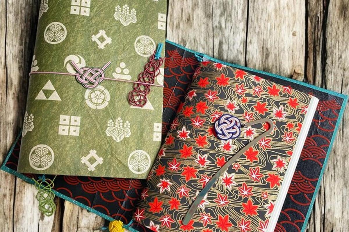 sekumpulan kertas pembalut dengan butang dan gunting