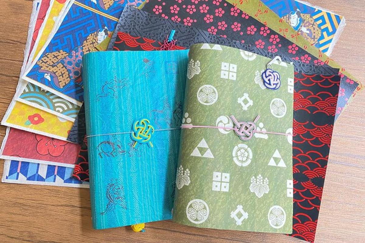 dua buah buku duduk di atas meja