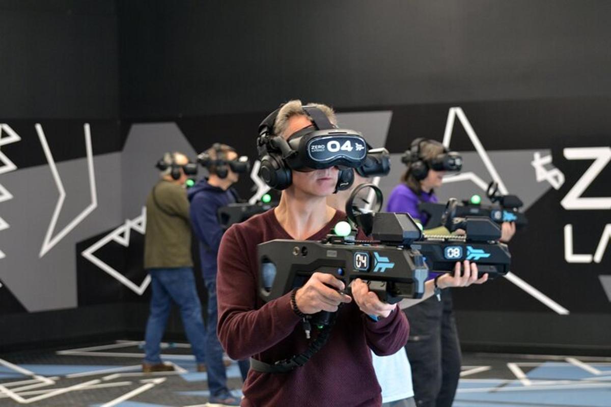 žena držící videokameru s nasazenými headsety pro virtuální realitu