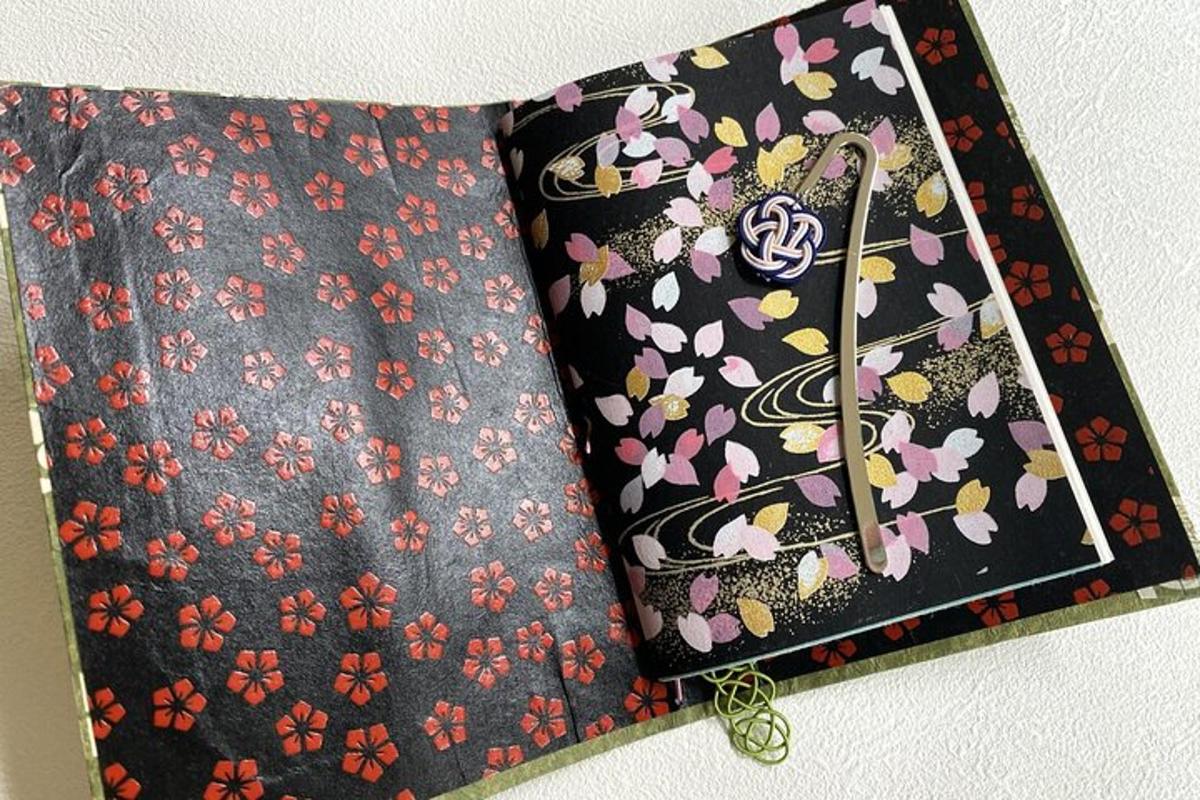 sebuah buku hitam dengan bunga di atasnya dengan zip