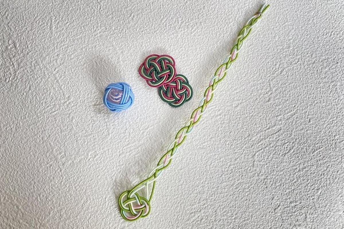une chaîne avec deux sucettes sur un mur
