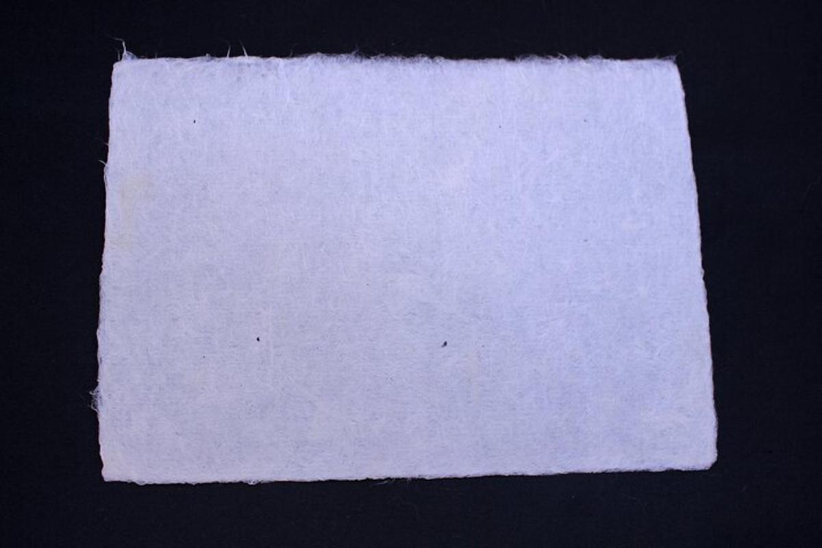 un trozo de papel blanco sobre un fondo negro