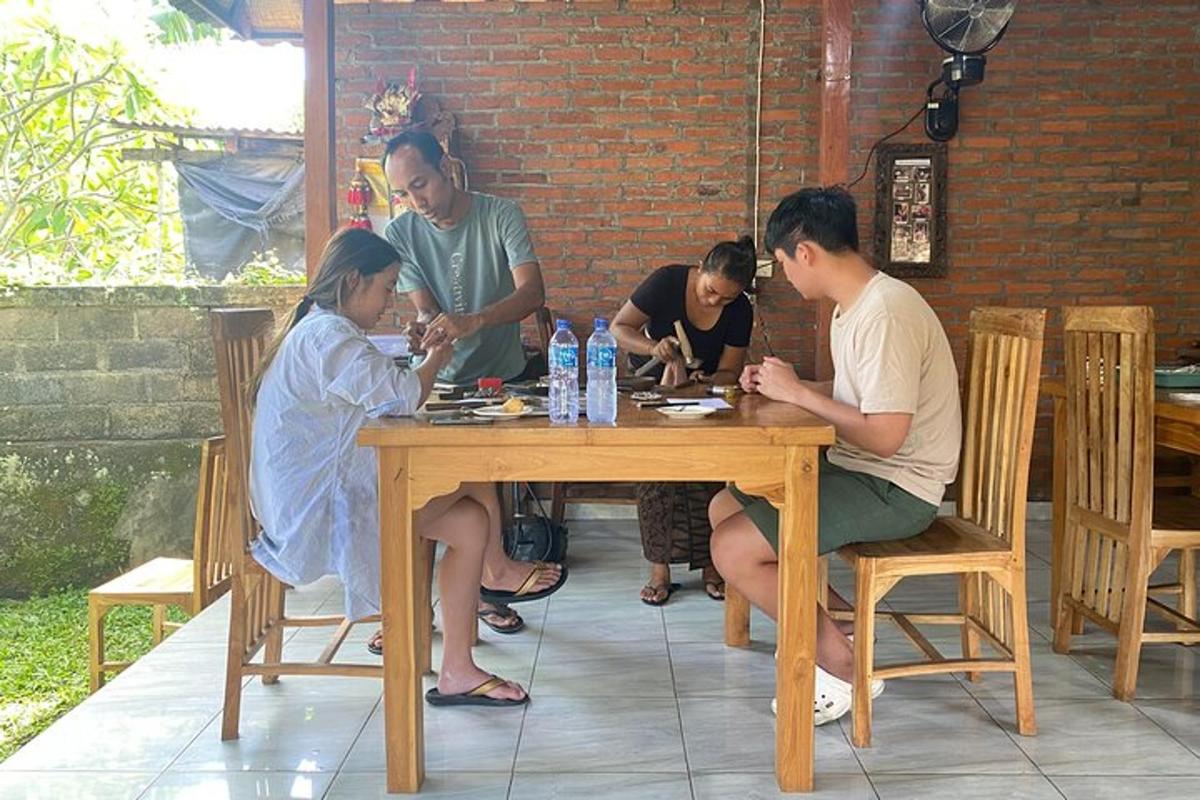 một nhóm người đang ngồi quanh một chiếc bàn gỗ