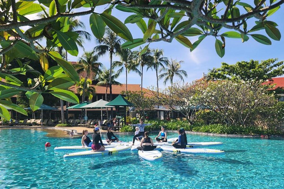 sekumpulan orang menaiki kayak di dalam air
