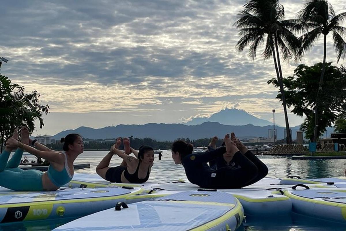 un grup de oameni care stau pe plăci de surf în apă