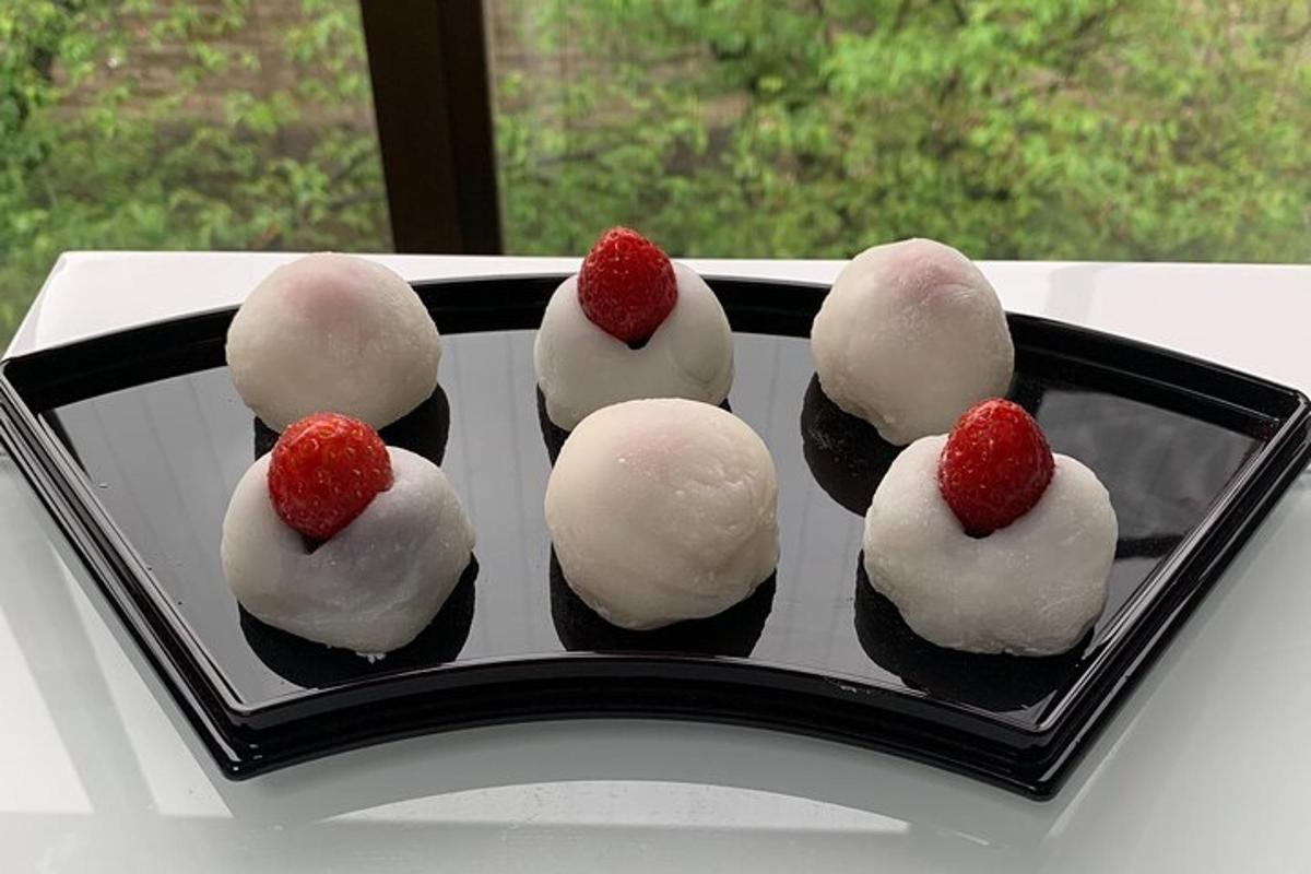 tác s cupcaky a jahodami na nich