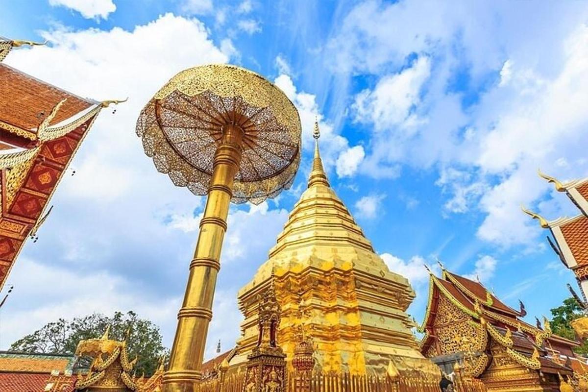 tiang dengan payung di hadapan bangunan