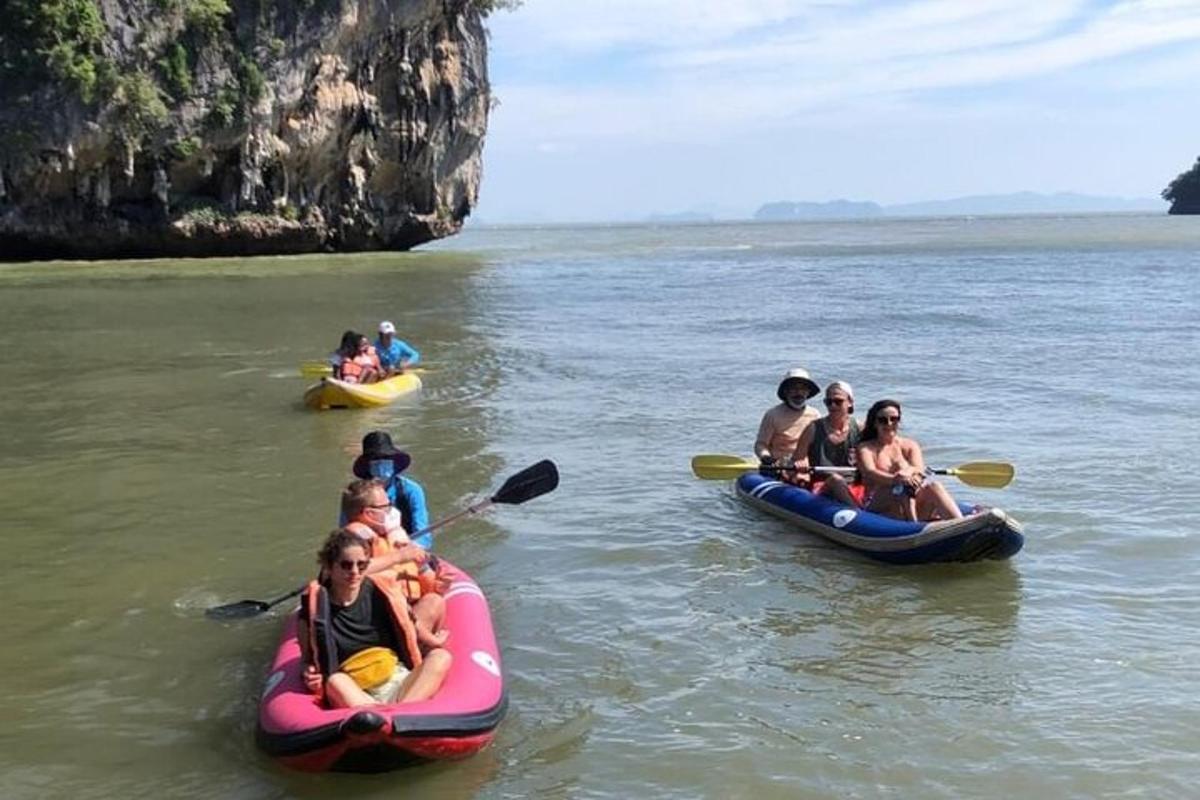 sekumpulan orang dalam kayak di dalam air