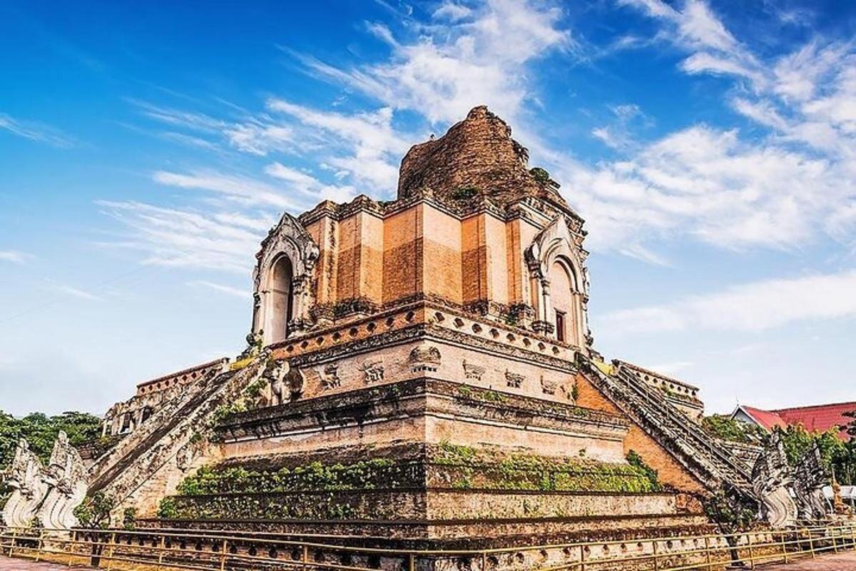 um edifício com uma torre no topo