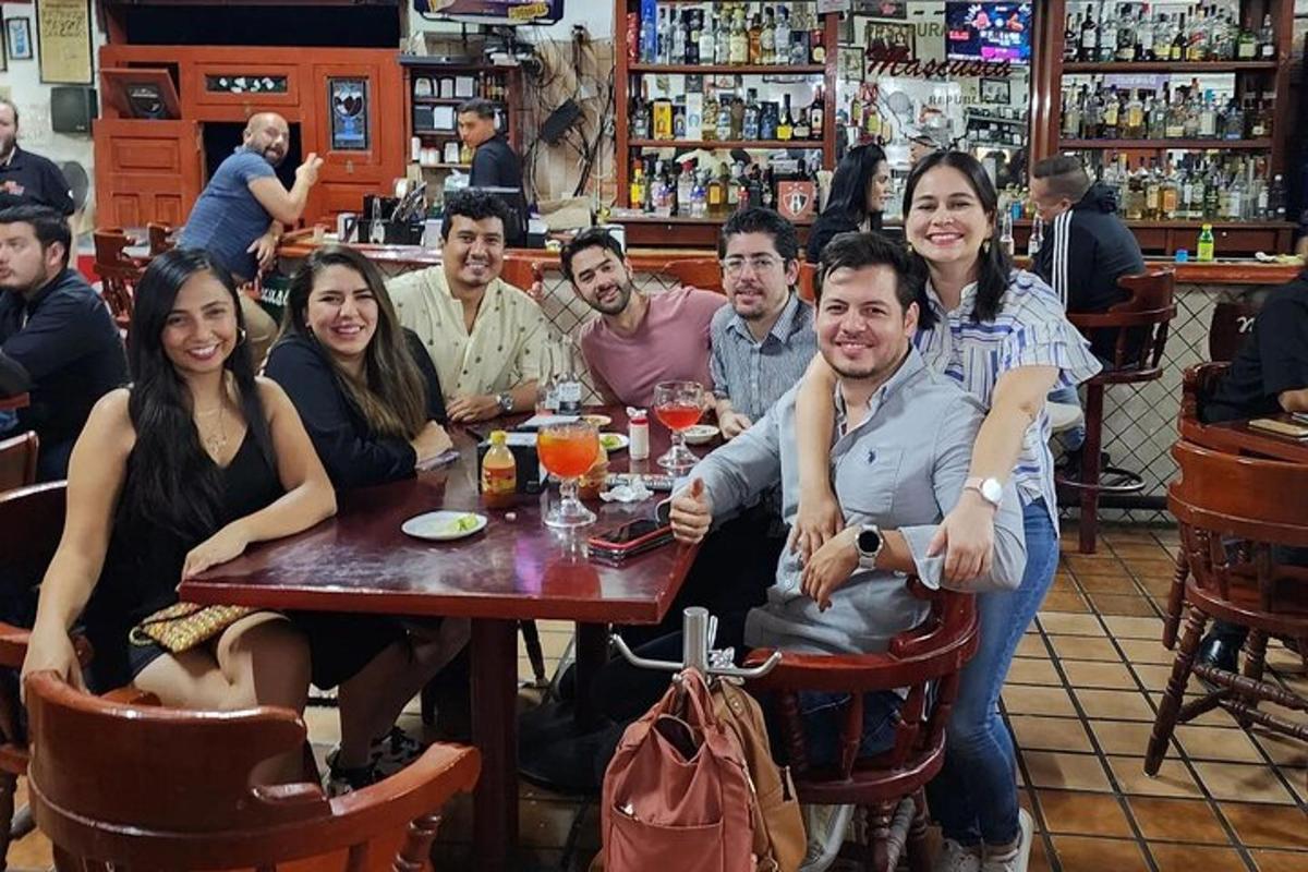 skupina lidí sedících u stolu v restauraci