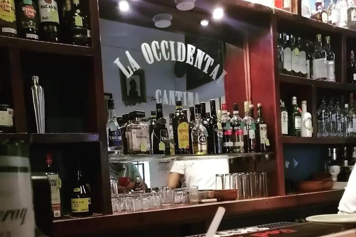 bar s mnoha lahvemi alkoholu