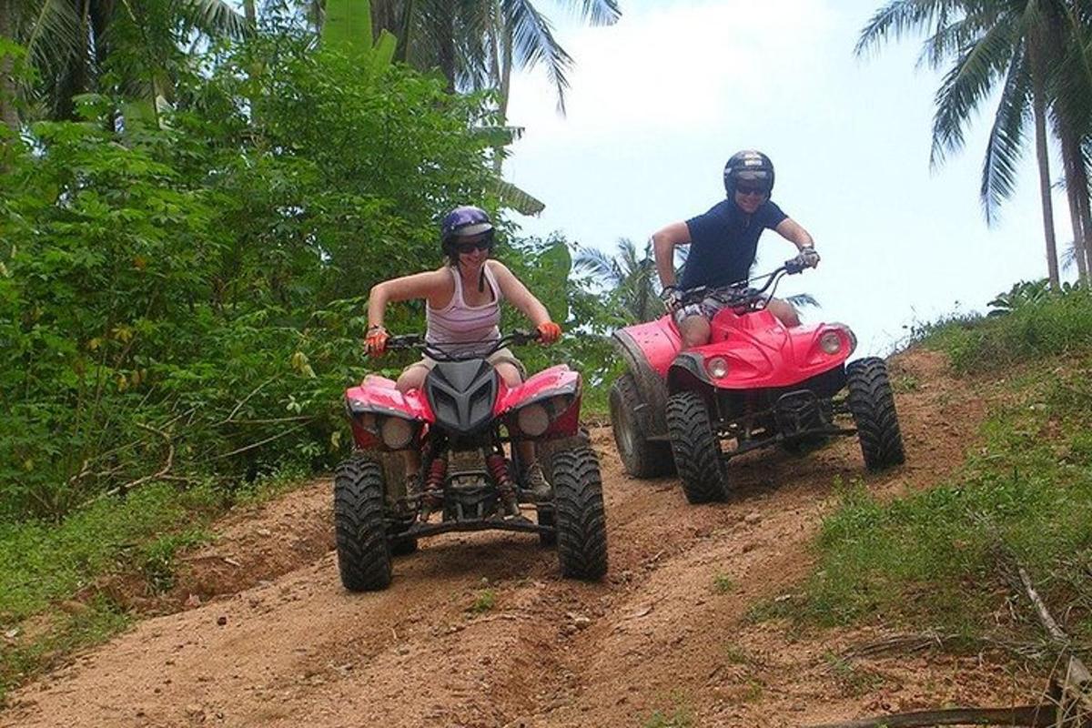 dues persones que viatgen en quads per un camí de terra