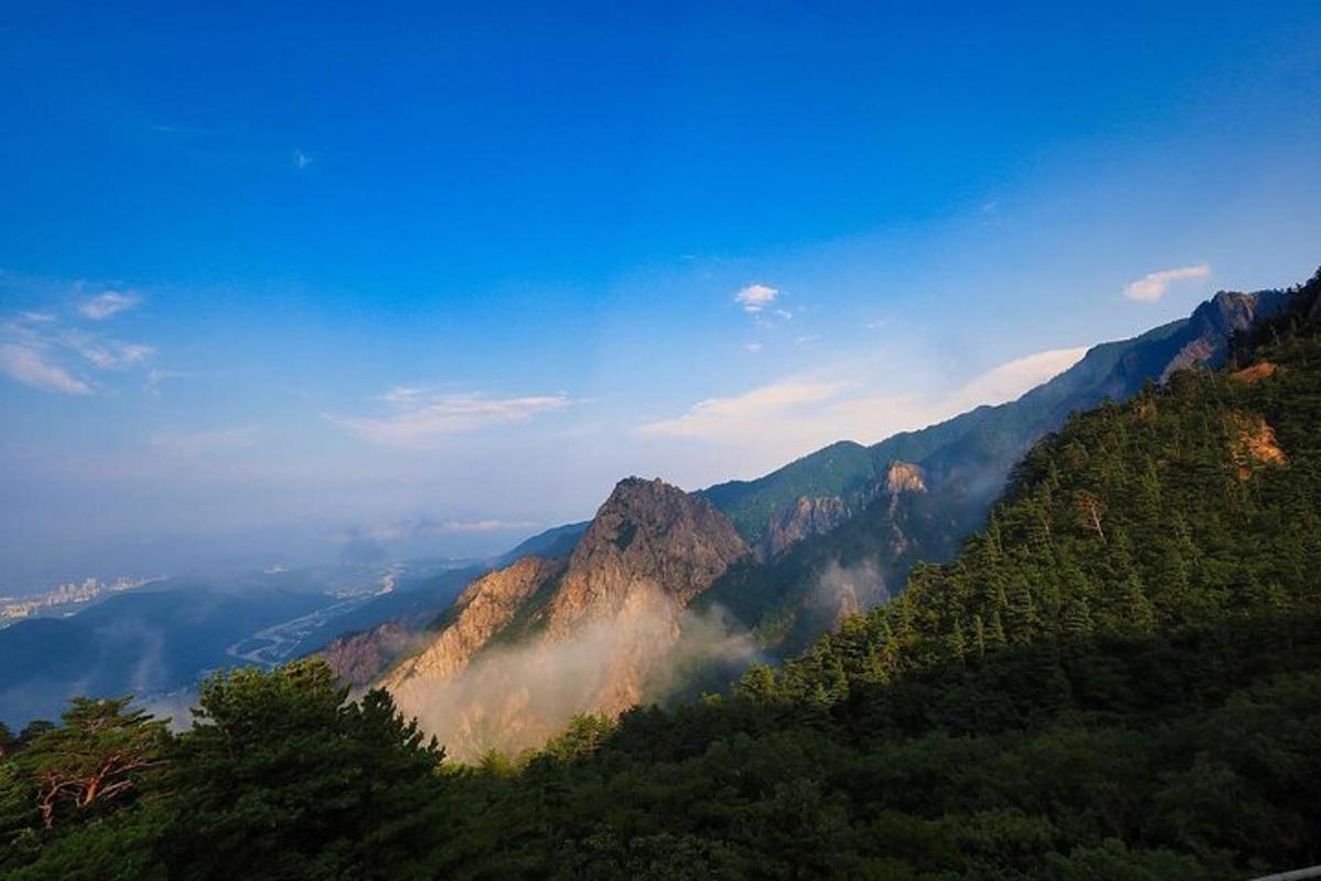 pemandangan gunung dengan awan di lembah