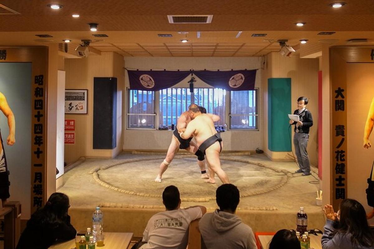 un paio di persone su un ring di wrestling