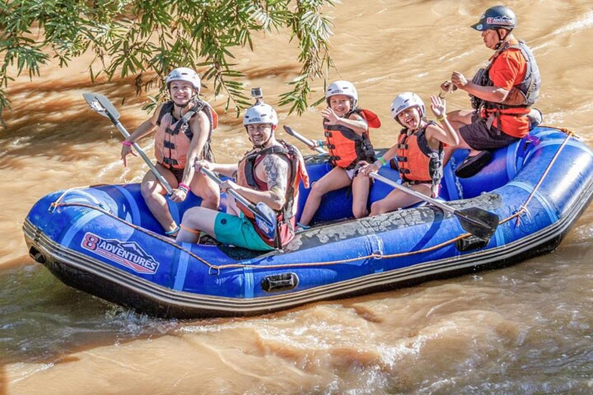 eine Gruppe von Menschen auf einem Floß im Fluss