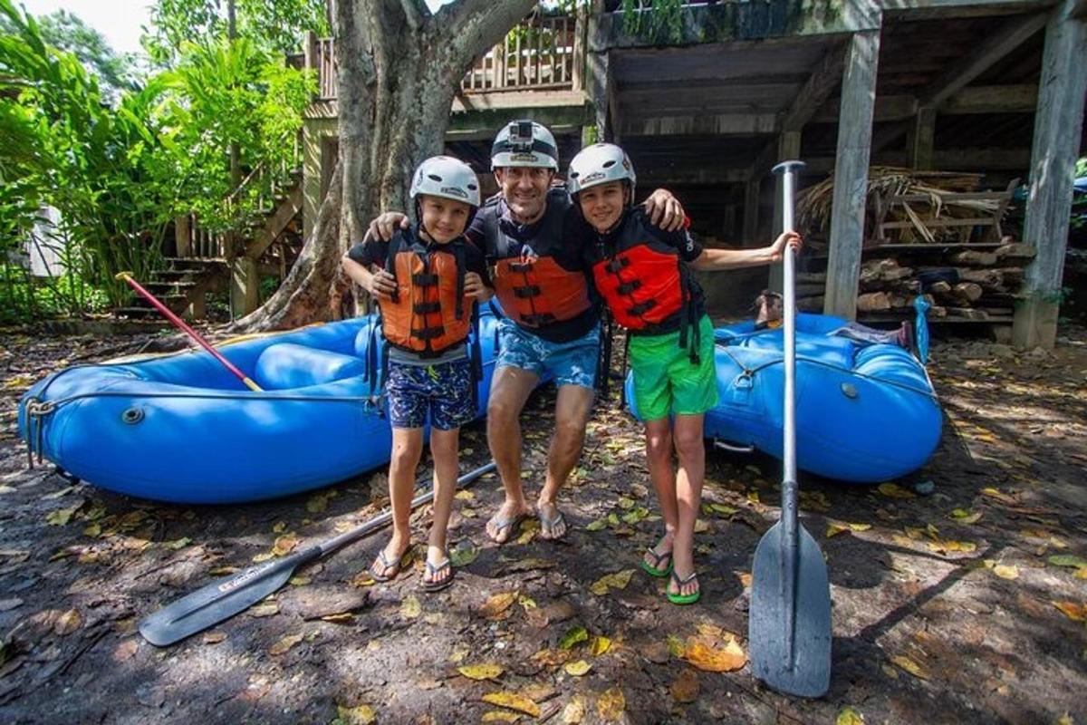 Tres personas posan para una foto en una balsa.