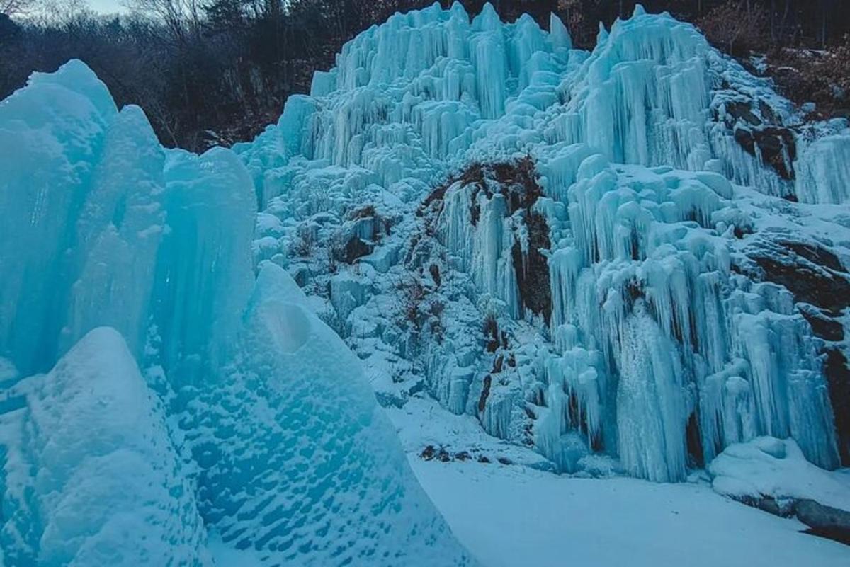 Un montón de formaciones de hielo en la nieve.