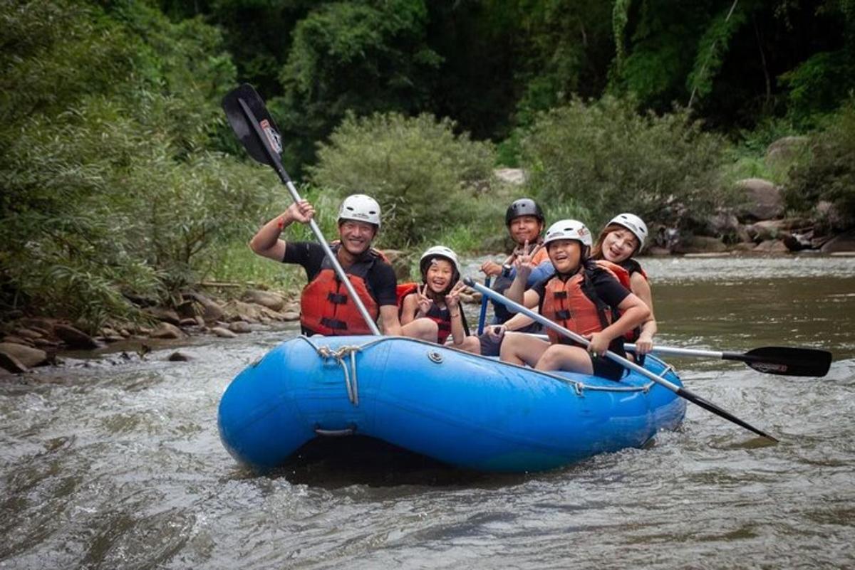 eine Gruppe von Menschen in einem Floß auf einem Fluss