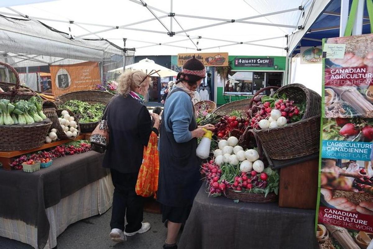 due persone in piedi al mercato agricolo con le verdure