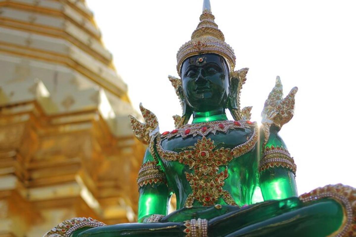 uma estátua verde em frente a um prédio