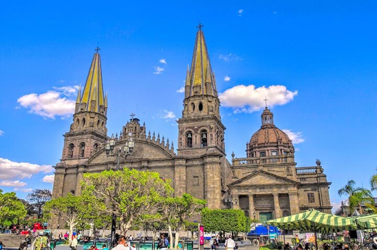 sebuah katedral lama dengan dua menara di atasnya