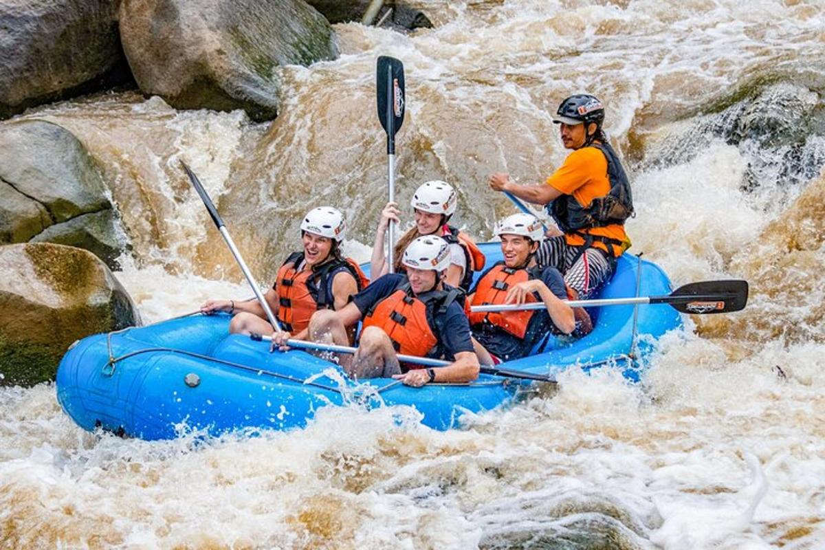 un gruppo di persone su una zattera in un fiume