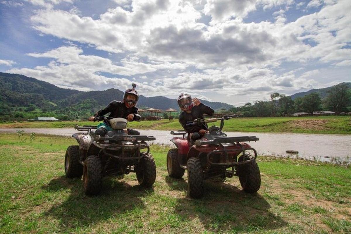 to personer sitter på ATV-er i et jorde