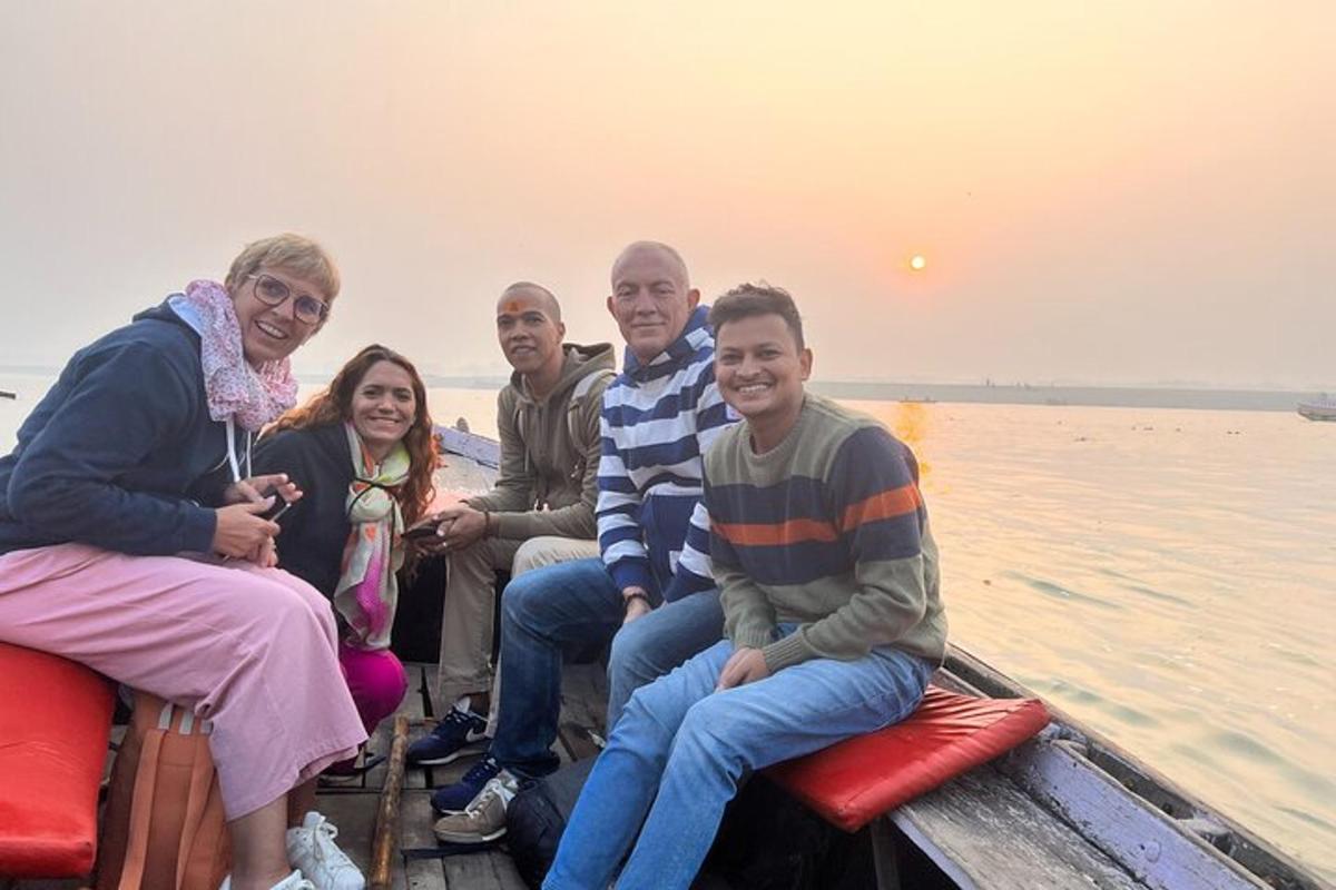 un gruppo di persone sedute su una barca sull'acqua