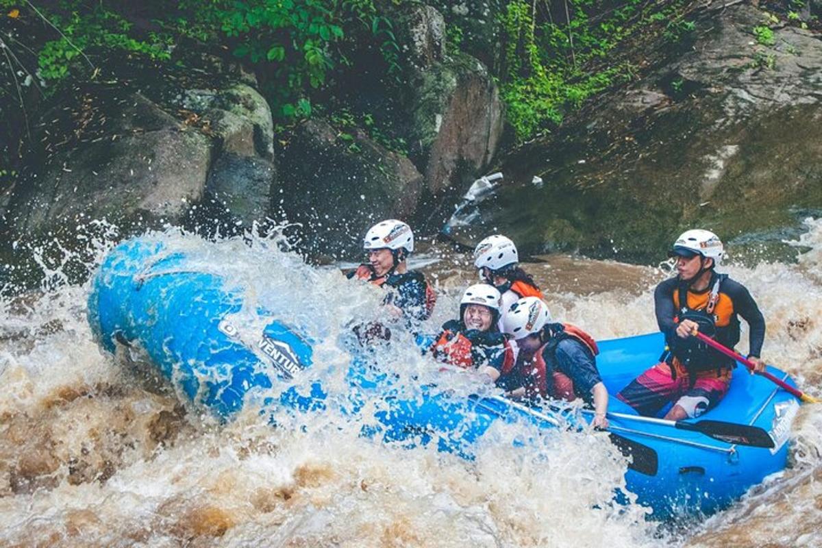 un gruppo di persone su una zattera in un fiume
