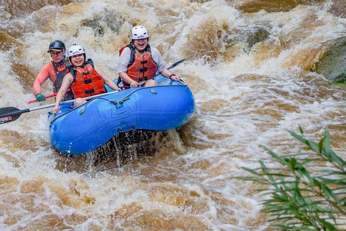 un gruppo di persone su una zattera in un fiume