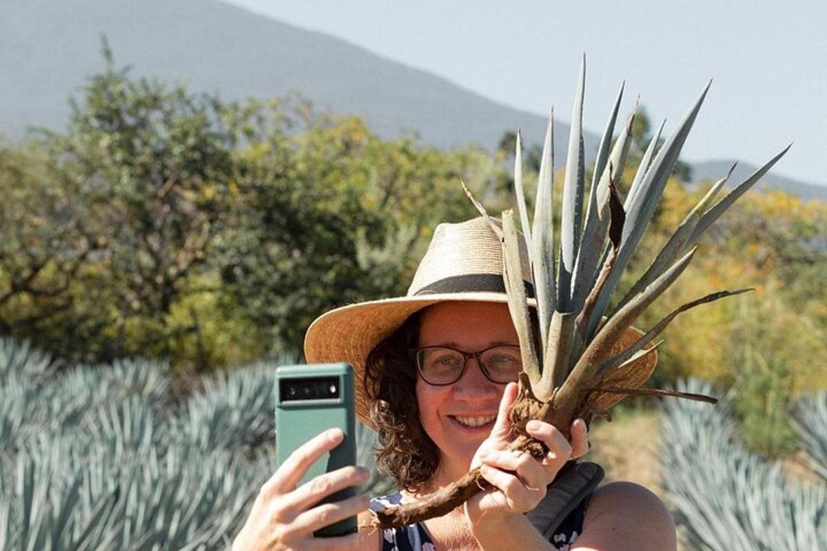 een vrouw met een hoed die een foto maakt met haar mobiele telefoon